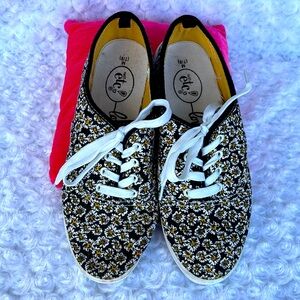 Size 7 Daisy Tennis Shoes